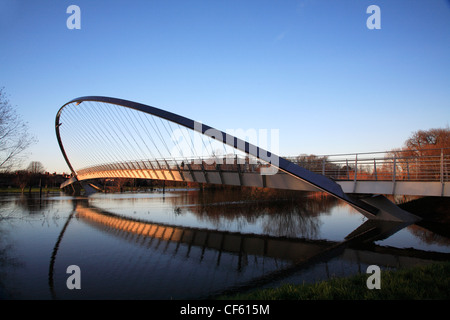 York Millennium Bridge avec la rivière Ouse dans l'inondation. Banque D'Images