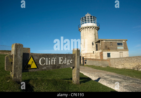 Une belle vue de tout phare. Le phare est revenu à partir de la falaise, s'érodent constamment ces dernières années t Banque D'Images