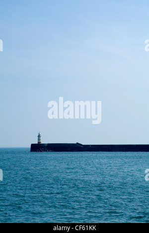 Une vue vers l'entrée du port de Newhaven. Banque D'Images