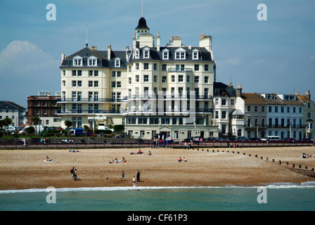 Vue de l'hôtel Queens en front de mer à Eastbourne. Banque D'Images