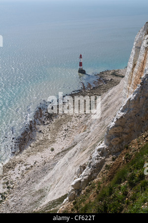 Vue de Beachy Head Lighthouse en dessous des falaises. Banque D'Images