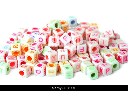De nombreuses petites perles cube avec des lettres, en plein écran, isolated on white Banque D'Images