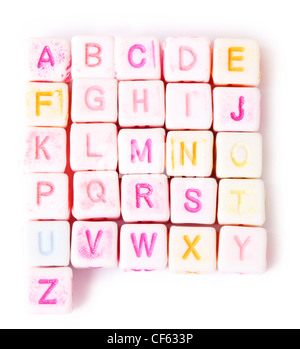 Alphabet anglais sur les cubes de couleur blanche qui sont mis à l'équerre Banque D'Images