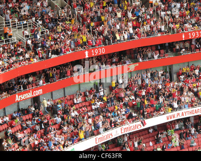 Fans participant à un 'Mexican wave' au cours de l'Emirates Cup à l'Emirates Stadium d'Arsenal. Banque D'Images