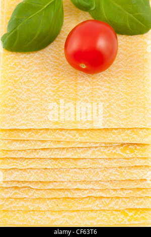 Les feuilles de lasagne prête pour la cuisson à la tomate Banque D'Images
