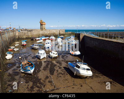 Les petits bateaux dans le port à marée basse de Lynmouth, Parc National d'Exmoor. Banque D'Images