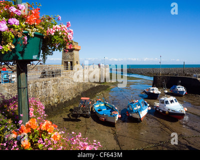 Les petits bateaux dans le port à marée basse de Lynmouth, Parc National d'Exmoor. Banque D'Images