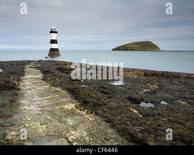 Penmon Phare et l'île de macareux. L'île est désignée zone de protection spéciale en raison de sa grande population de cormorans Banque D'Images