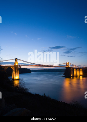 Le Pont Suspendu de Menai, l'un des premiers ponts de suspension moderne dans le monde entier, reliant l'île d'Anglesey avec mainla Banque D'Images