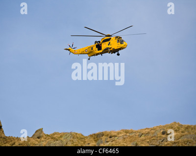 Un hélicoptère de sauvetage de la RAF planant dans le parc national de Snowdonia. Banque D'Images