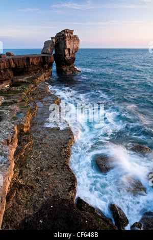 Pulpit Rock sur Portland Bill. La roche était à gauche lors de carriers couper une arche naturelle dans les années 1870. Banque D'Images