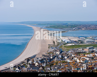 Plage de Chesil et le lagon de la flotte vu de Fortuneswell sur l'Île de Portland. Chesil Beach se trouve à 18 km longue plage de galets Banque D'Images