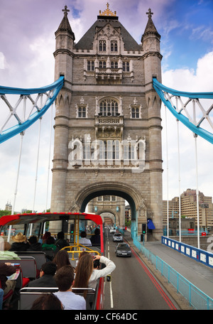 En bus sur le Tower Bridge à Londres. Tower Bridge est l'un des ponts les plus reconnaissables au monde. Banque D'Images