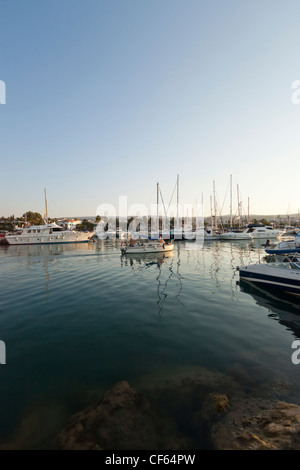 Bateaux à port de Latchi, région de Paphos, Chypre Banque D'Images