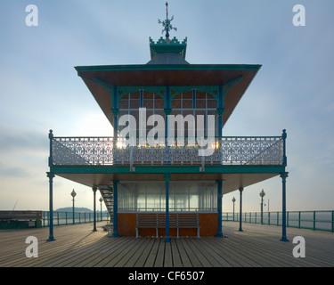 La pagode pavillon de style sur la jetée-chef de Clevedon Pier, le seul parfaitement intact, Grade 1 pier énumérées dans le pays. Banque D'Images