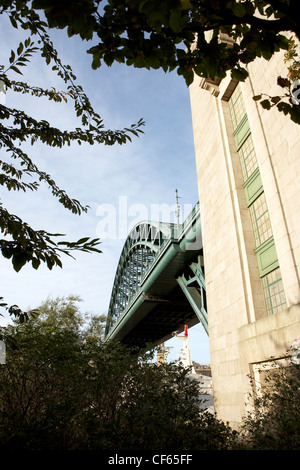 Tyne Bridge à travers les arbres. Le pont a été ouvert en 1928 par le roi George V et est un bel exemple d'un passage de compression suspendu- Banque D'Images