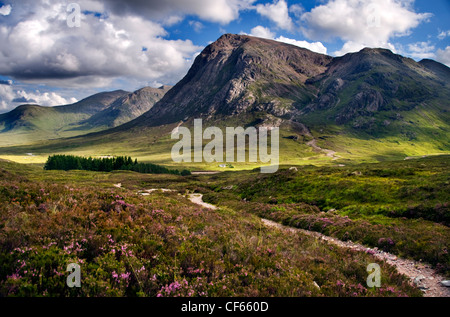 Une vue vers le bas l'Escalier du Diable vers le col de Glen Coe dans les Highlands écossais. Banque D'Images