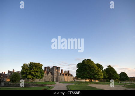 Knole House (maison natale de l'écrivain et poète Vita Sackville-West) et Park dans la faible lumière du soir. Banque D'Images