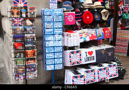 13 JUIN LONDRES Cartes Postales t-shirts hats aimants pour réfrigérateur autres souvenirs 13 juin 2010 Chaque année, les visiteurs passent Londres Londres Banque D'Images