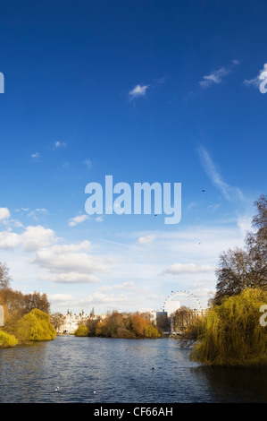 Une vue sur un lac dans le parc de St James vers le London Eye. Banque D'Images