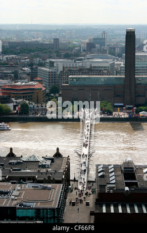 La Tate Modern et le Millennium Bridge vu de la Cathédrale St Paul. Banque D'Images