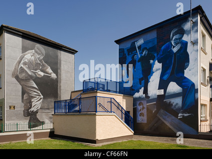 Murales sur les maisons dans Free Derry en souvenir de Bloody Sunday. Banque D'Images