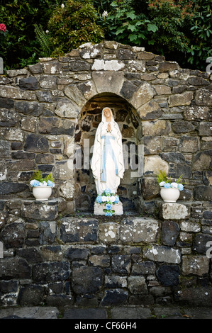 Lieu de culte à Marie, Mère de Jésus, intégré dans un mur de pierre. Banque D'Images