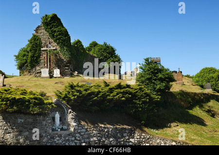 Reste de l'ancienne chapelle et un ancien cimetière. Banque D'Images