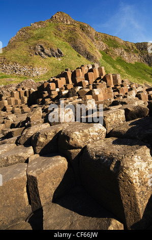 Les colonnes de basalte de la Chaussée des Géants, un site du patrimoine mondial et réserve naturelle nationale. Banque D'Images