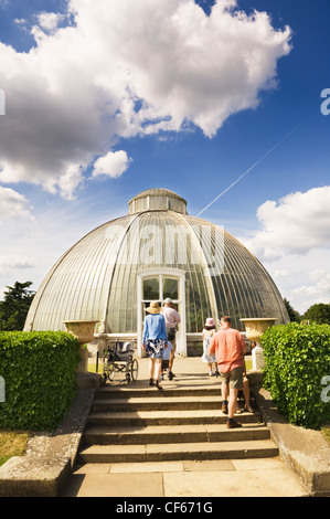 Les visiteurs qui entrent dans la Palm House, la colonie la plus importante structure de verre et de fer de l'époque victorienne dans le monde, à Kew Gardens. Banque D'Images