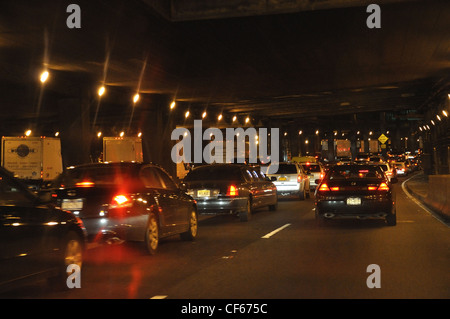 Le trafic de nuit dans le tunnel, New York City, USA Banque D'Images