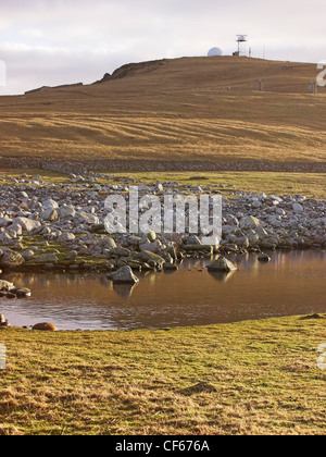 Une vue vers l' établissement"Sumburgh Head station radar sur Shetland. Banque D'Images