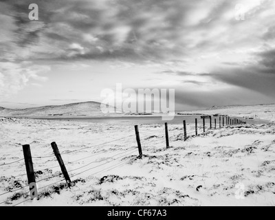 Jour de neige ciel couvert à Tresbister Ness sur Shetland. Banque D'Images