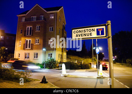 Un panneau éclairé par une lampe de rue sur un nouveau lotissement en Purfleet. Banque D'Images