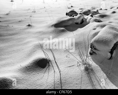 Rochers couverts de neige éclairé par des lampadaires à Hayfield Chambre le Shetland. Banque D'Images