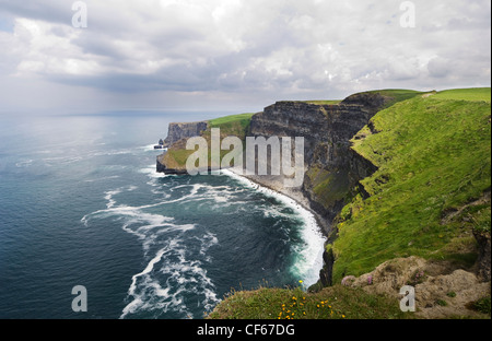 Les falaises de Moher qui s'étendent sur 8 km et monter jusqu'à 214 mètres au-dessus de l'océan Atlantique. Banque D'Images