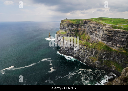 Les falaises de Moher qui s'étendent sur 8 km et monter jusqu'à 214 mètres au-dessus de l'océan Atlantique. Banque D'Images