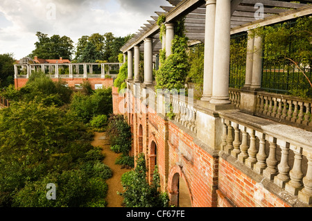 La Pergola géorgienne sur Hampstead Heath, dans le soleil du soir. Banque D'Images