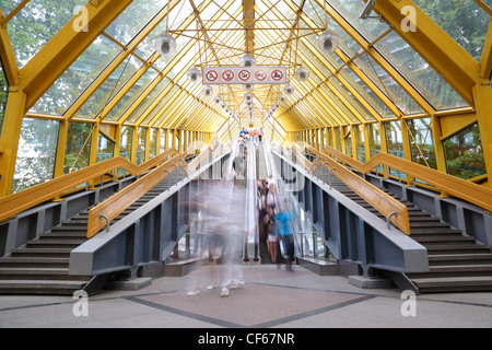 Long couloir escalier escalier en verre jaune tablier personnes motion partie Andreyevsky Frunzenskaya passerelle pour piétons Banque D'Images