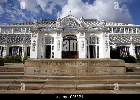 Entrée de la Chambre des régions tempérées. Cette serre a deux fois la surface de plancher de la Palm House et est le plus grand du monde Banque D'Images