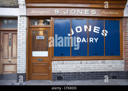 Une boutique dans la rue avant d'Esdras. Auparavant cette partie de Londres délabré a été transformé par l'afflux de personnes créatives, Bohème Banque D'Images