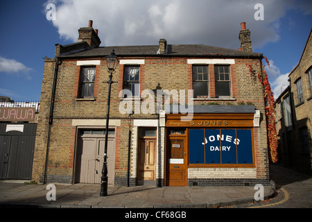 Une boutique dans la rue avant d'Esdras. Auparavant cette partie de Londres délabré a été transformé par l'afflux de personnes créatives, Bohème Banque D'Images