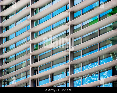 Volets de fenêtre sur un immeuble de bureaux à Manchester. Banque D'Images