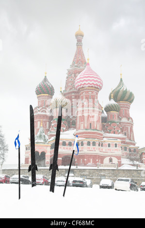 Skis de fond et bâtons coincé dans la neige en face de la cathédrale Saint-Basile à Moscou, la Russie à l'hiver de neige pendant Banque D'Images