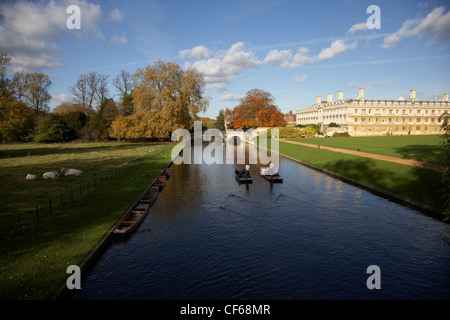 Promenades en barque sur la rivière Cam, près de King's College. Fondée en 1441 par Henry VI, King's est l'un des premiers collèges à admettre f Banque D'Images