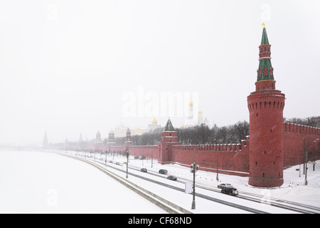 Vue de la digue et des cathédrales du Kremlin à Moscou, la Russie à l'hiver de neige pendant Banque D'Images