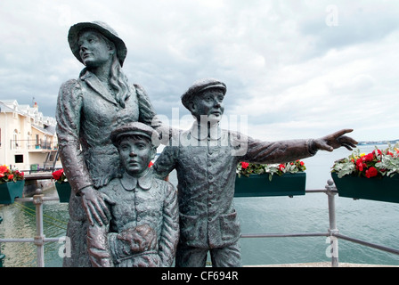 Cobh Irlande statue de Annie Moore et ses frères. Elle a été la première personne à être admis aux États-Unis par Ellis Island Banque D'Images