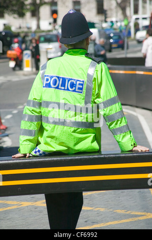 Un agent de la Police métropolitaine portant un uniforme de haute visibilité et un casque. La police métropolitaine de Londres est plus grand employer Banque D'Images