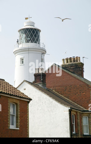 Seagull, maisons et Southwold Lighthouse. Le phare a été électrifié en 1938 et automatisé. Banque D'Images