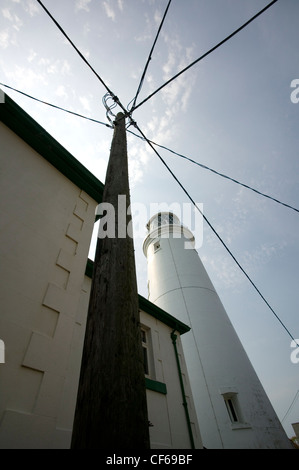 Poteau télégraphique et Southwold Lighthouse. Le phare a été électrifié en 1938 et automatisé. Banque D'Images